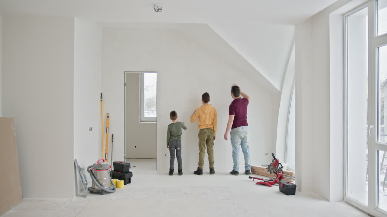 집을 리모델링하는 가족