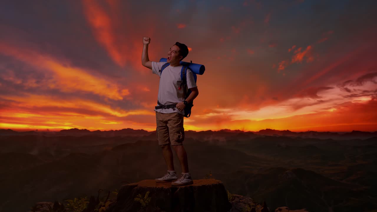해가 지는 산꼭대기 에서 흥분 한 산책자