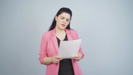 mujer de negocios tratando de memorizar su presentación.
