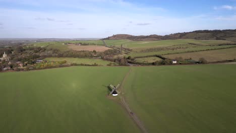 Errichtung-Einer-Pitstone-Windmühle-Aus-Der-Luft,-Die-Das-Wahrzeichen-Von-Buckinghamshire-In-Der-Britischen-Ländlichen-Landschaft-Umkreist