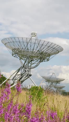 radiotelescopios en un campo