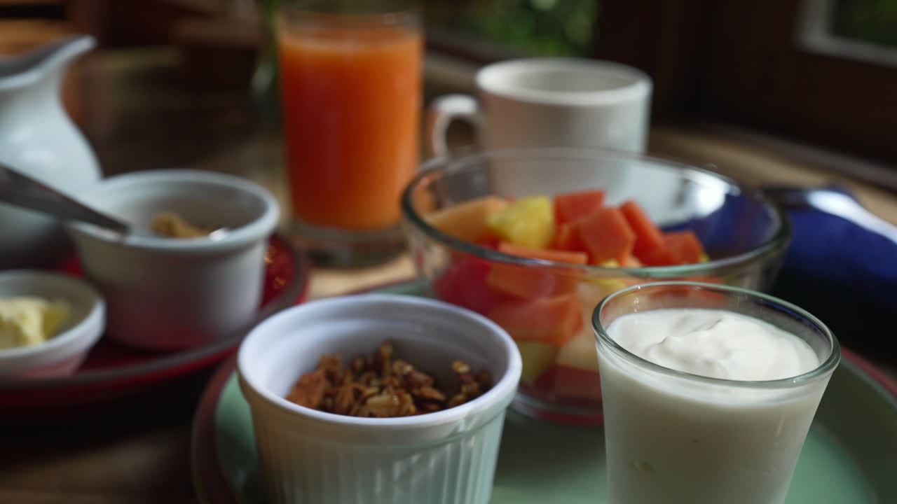 primer plano de un desayuno saludable de frutas tropicales y yogur en mindo, ecuador, destacando los colores frescos y vibrantes