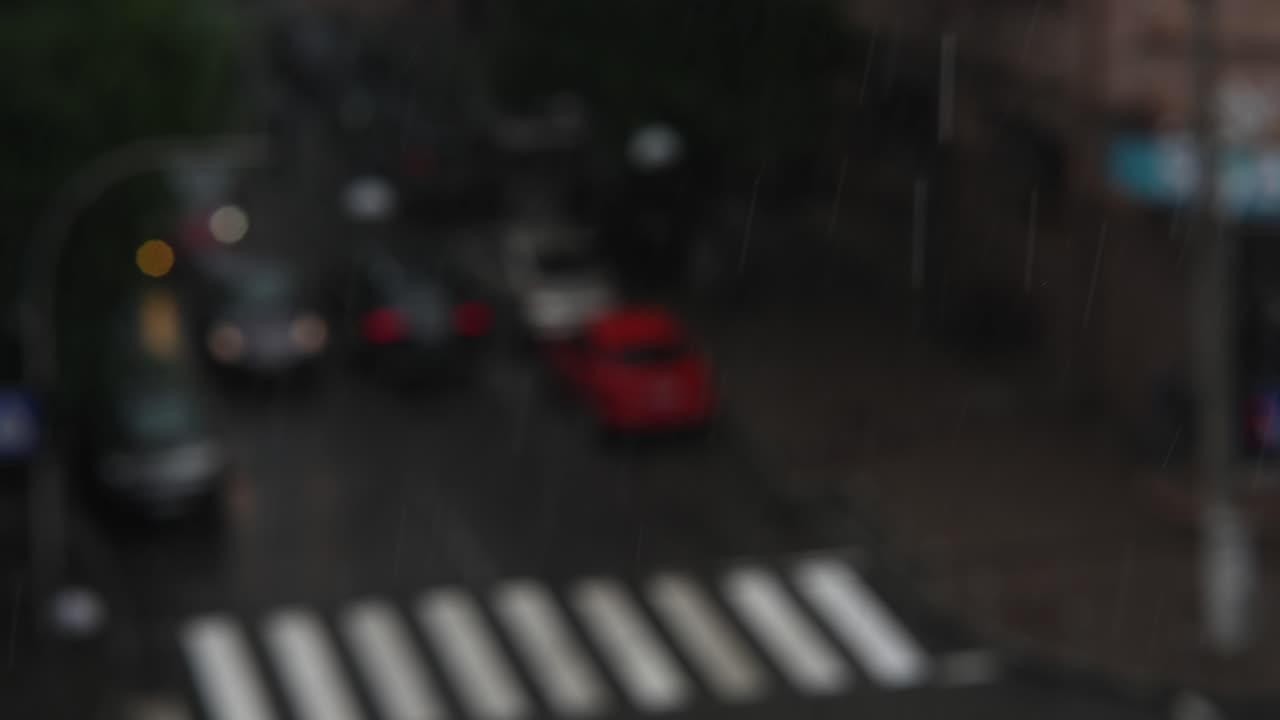 비가 오는 도시 거리 풍경