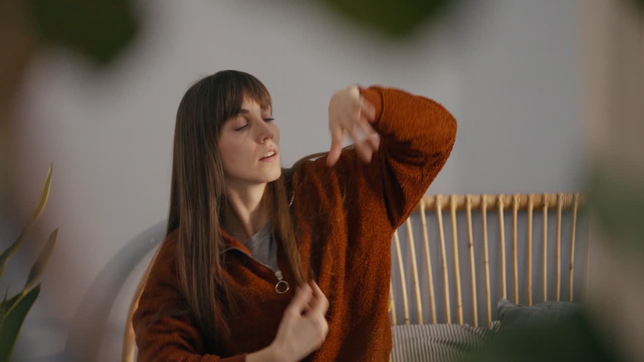 Женщина с каштановыми волосами