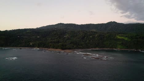 Drone-Shot-Vista-De-La-Isla-De-Agua-De-La-Playa