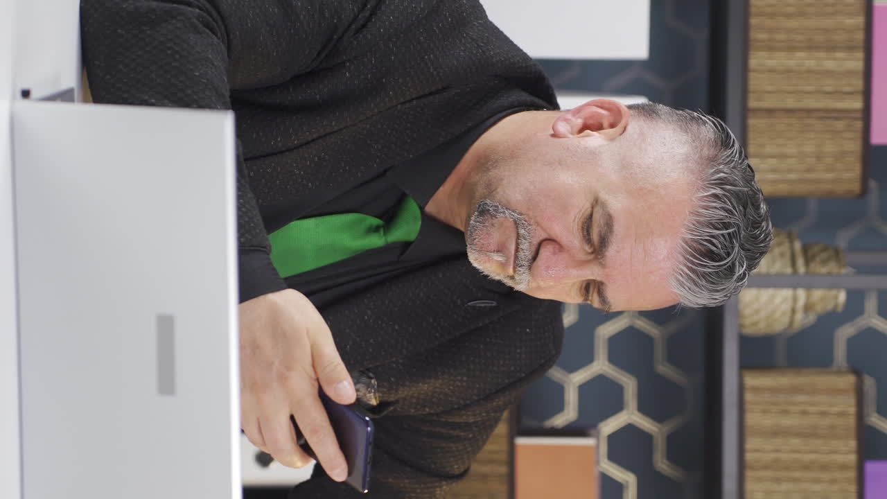 스트레스를 받은 사업가의 수직 비디오가 생각하고 있습니다.