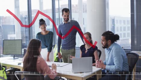 animación del procesamiento de datos estadísticos contra un equipo de diversos colegas discutiendo en la oficina