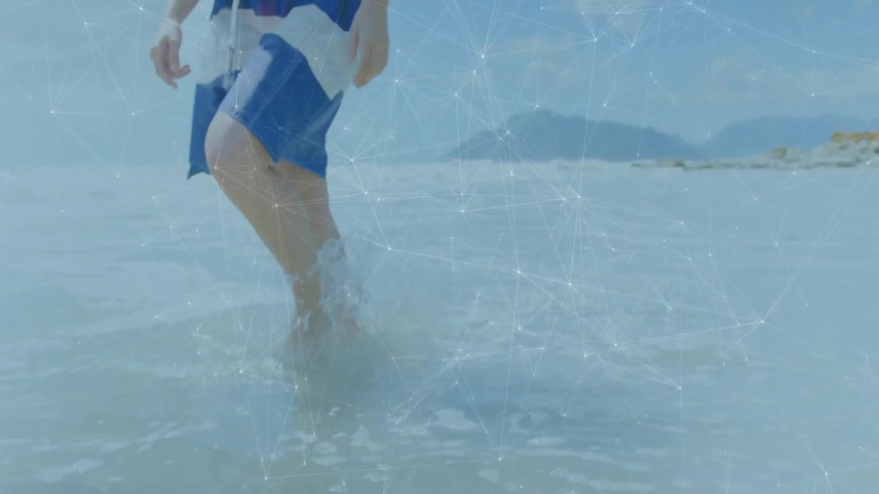 中年男性が水に足を踏み入れると、アニメーションの波紋が広がり、旅行のテーマが強調される