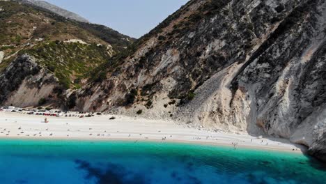 famosa playa de myrtos en la isla de kefalonia, grecia - toma aérea de drones