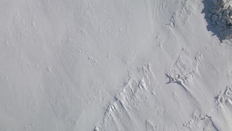 Toma-Aérea-De-Arriba-Hacia-Abajo-De-Las-Baldosas-De-Hielo-En-El-Gran-Río-Durante-El-Fuerte-Invierno-En-El-Norte-De-Europa