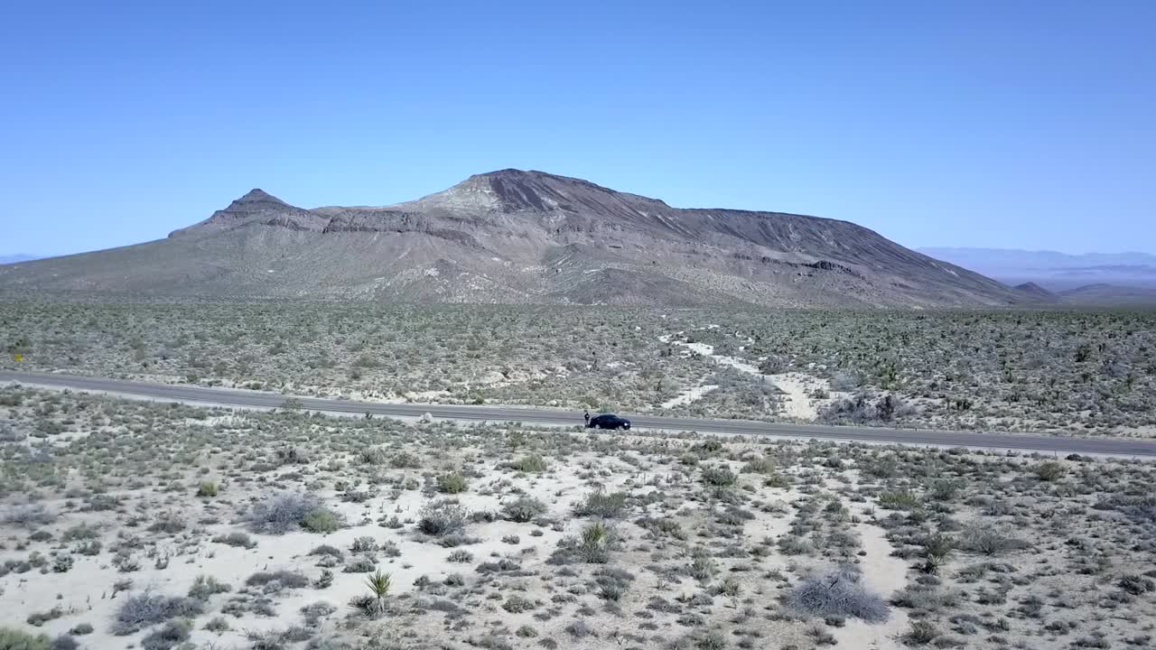 coche solitario se encuentra en la carretera, montaña