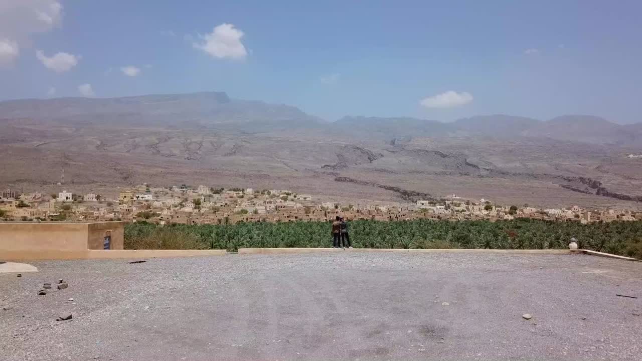 hermoso paisaje de las montañas omaníes filmado con un dron