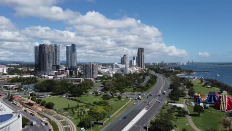 vista aérea si la autopista está ocupada en el lado de la bahía y los hoteles en el fondo