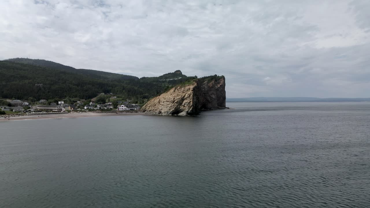 golfo de san lorenzo cerca de la ciudad costera y el puerto de la península de gaspe, quebec, canadá