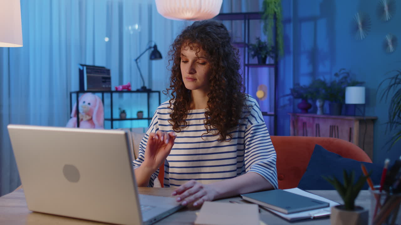 joven freelance comienza a trabajar en una computadora portátil, envía mensajes, hace compras en línea en casa