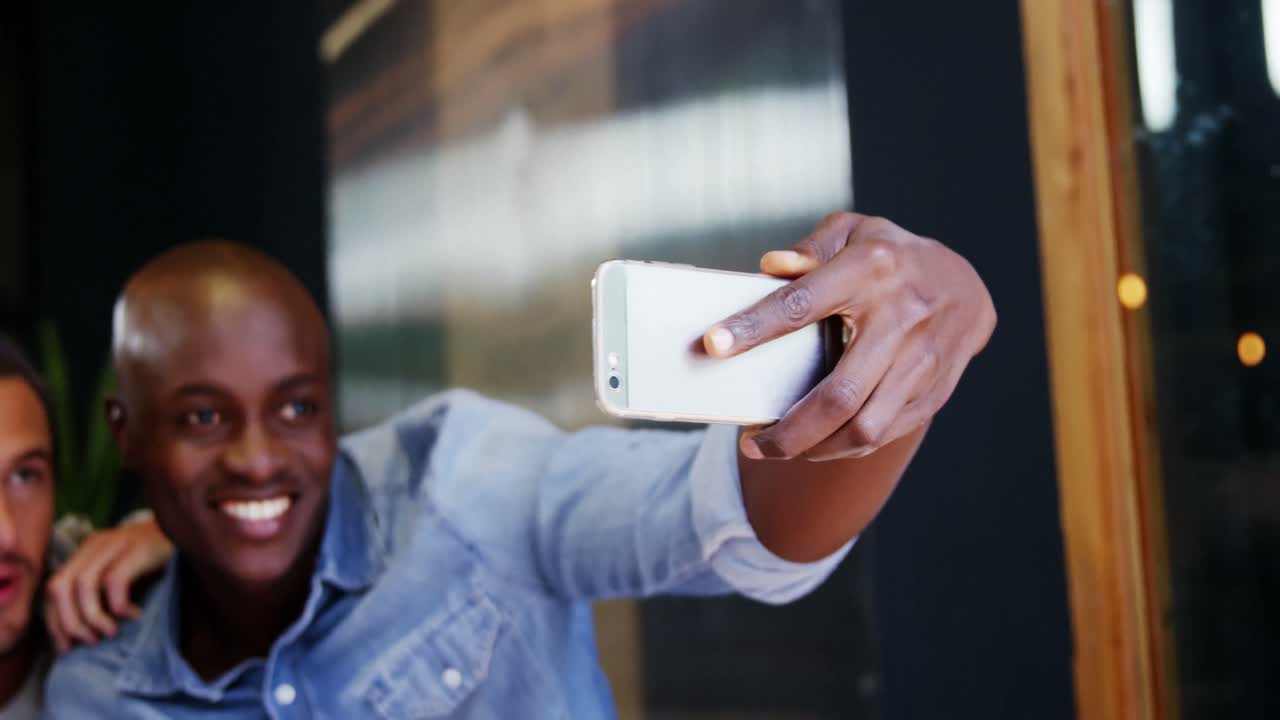 Friends taking selfie in caf&Atilde;&copy;