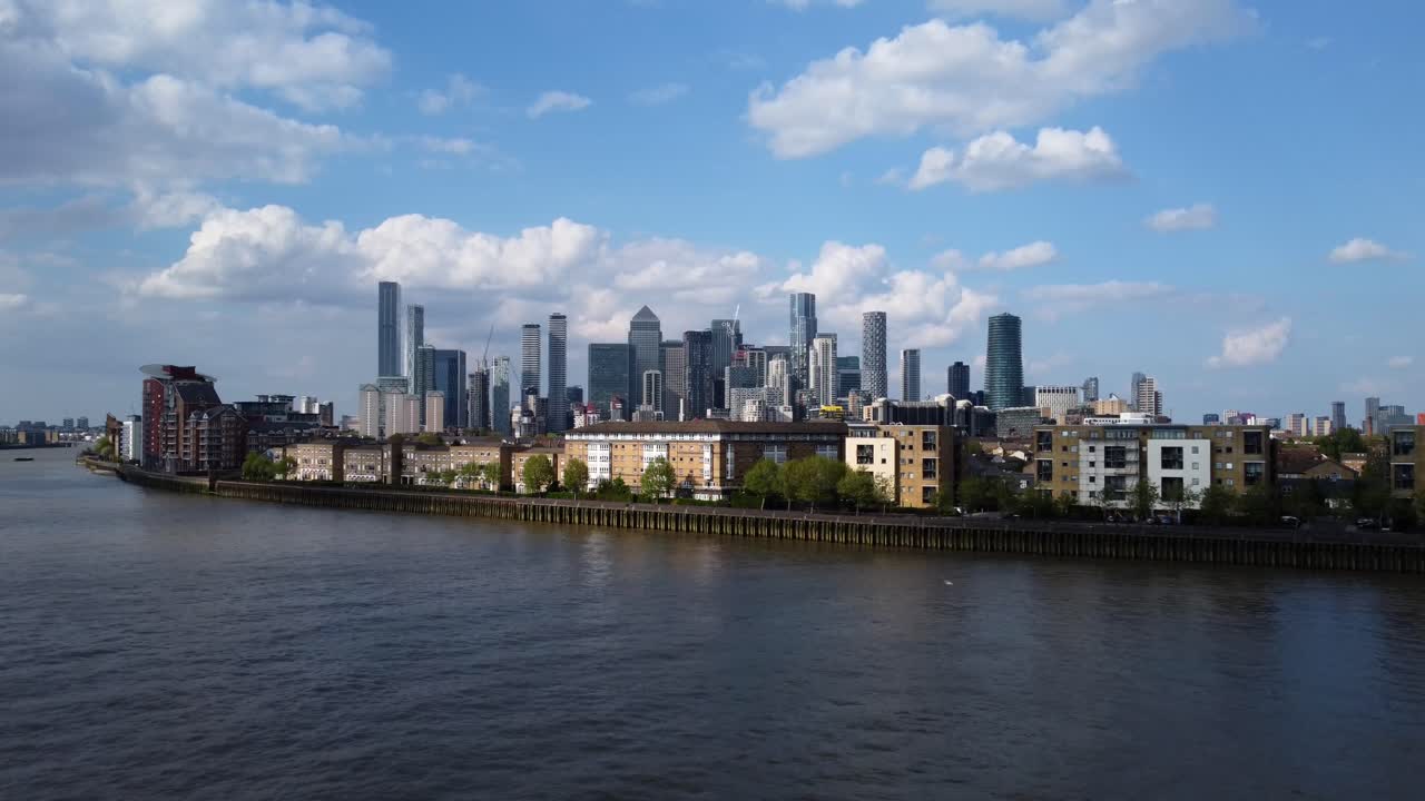 런던의 카나리 워프를 드러내기 위해 템스 강 상공을 비행하는 드론 샷