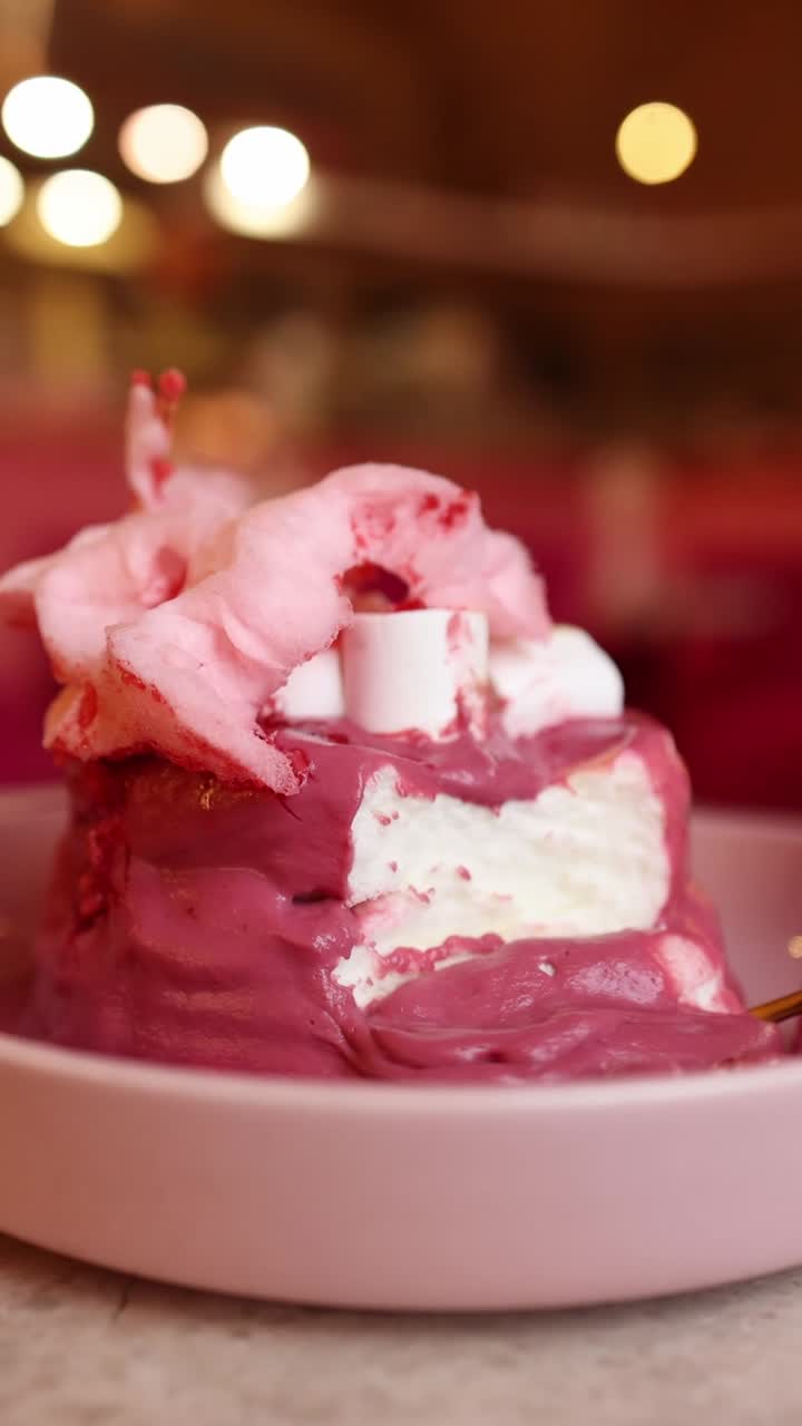 postre de pastel rosa con algodón de azúcar y malvaviscos