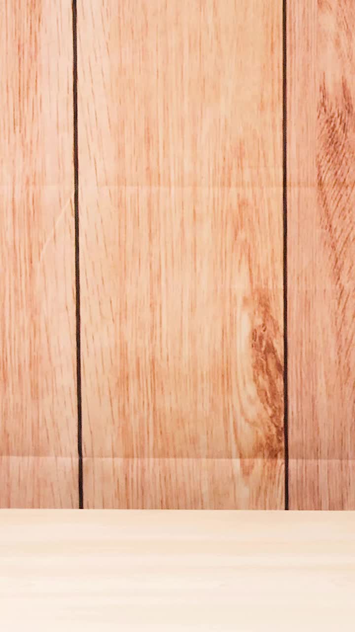 una pelota de fútbol en una mesa de madera