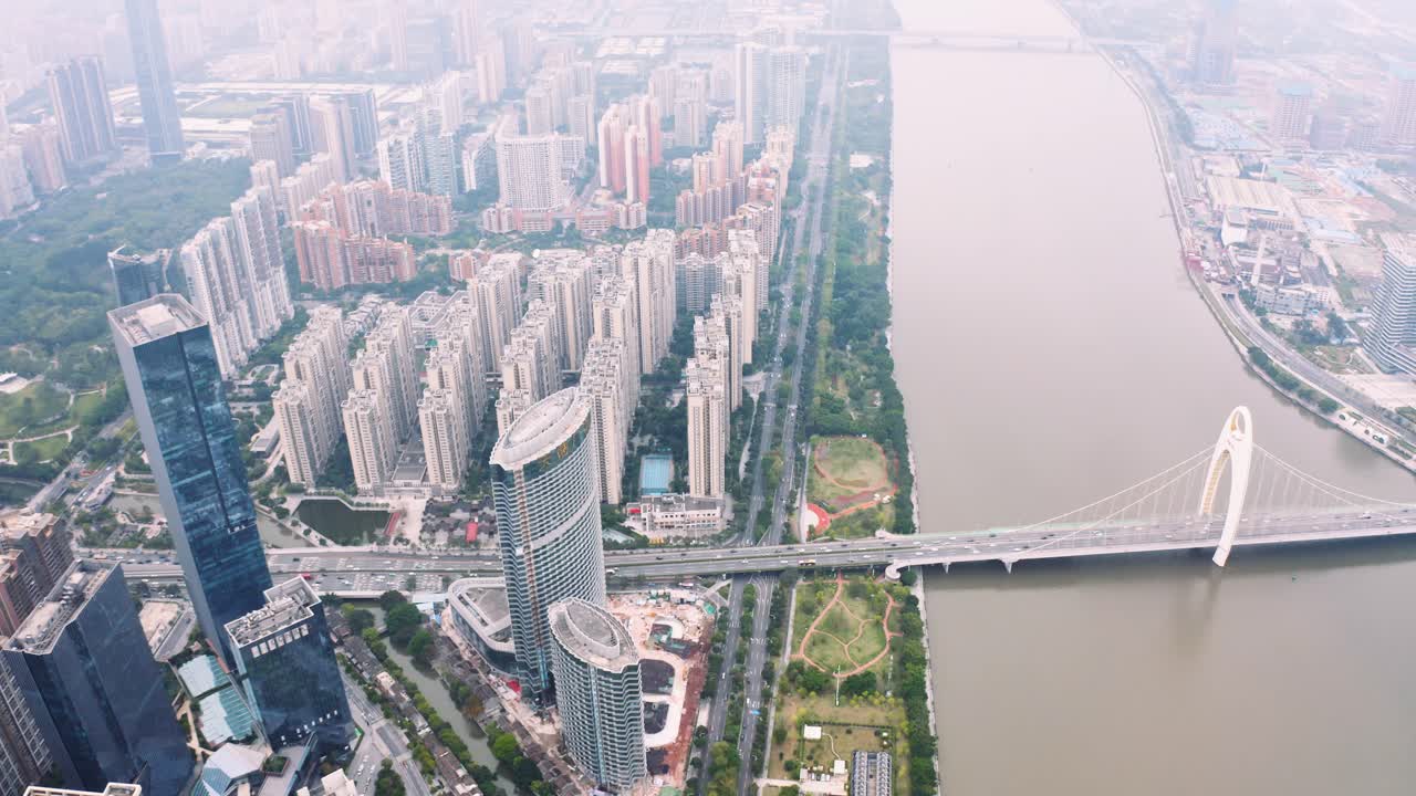vista aérea panorámica de los edificios y el río de la ciudad de guangzhou, luces de la mañana - tiro inclinado hacia arriba