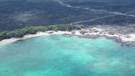 Drohne-Antenne-Schwarz-Sand-Blau-Wasser-Hawaii