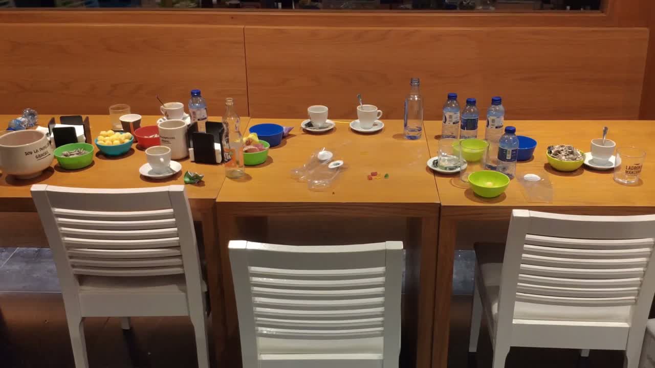 고객이 떠난 후 병 컵과 어수선한 바에 있는 테이블과 의자의 일반적인 모습, 우회전, 주문, 갈리시아, 스페인