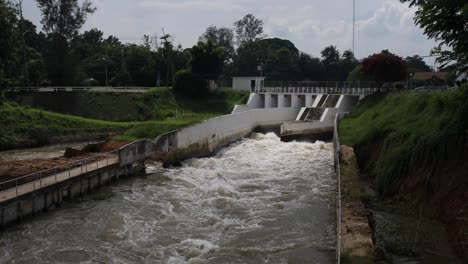 4k de agua de lluvia embravecida que fluye por un canal desde una represa después de las lluvias monzónicas en tailandia