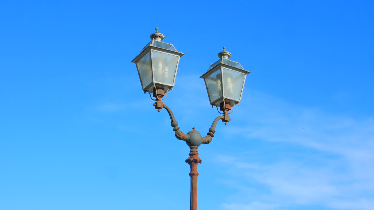이탈리아 나폴리의 맑고 푸른 하늘에 있는 전형적인 이탈리아 가로등을 패닝