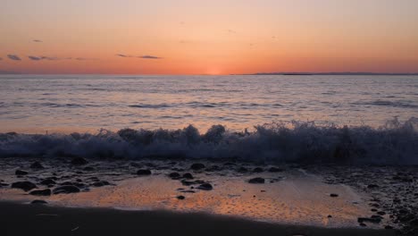 Hermosa-Vista-Al-Mar-Con-Olas-Rompiendo-En-La-Orilla