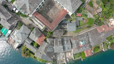 Isola-Di-San-Giulio-En-El-Lago-Orta,-Italia,-Con-Edificios-Históricos-Y-Aguas-Circundantes,-Vista-De-Arriba-Hacia-Abajo-Desde-Drones