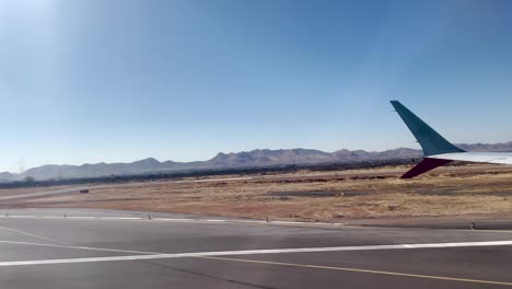 Aufnahme-Eines-Flugzeugfensterplatzes-Beim-Start-In-Chihuahua,-Mexiko