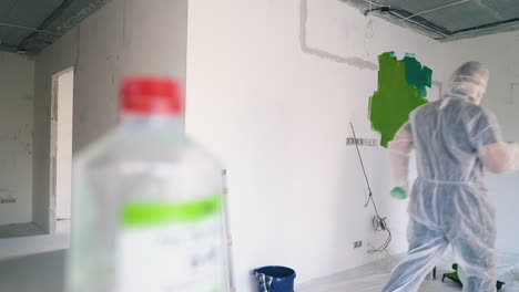 una pareja alegre con trajes de protección y respiradores entra en la habitación.