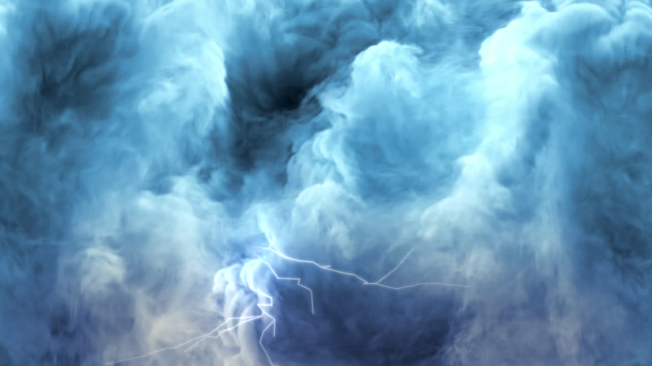 Formazione di nuvole temporalesche blu scuro in avvicinamento con fulmini intensi