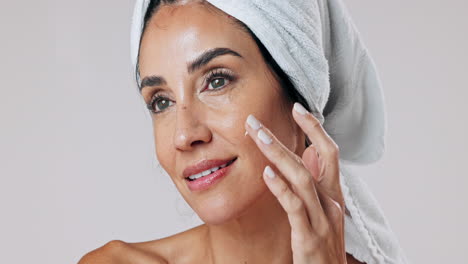 mujer aplicando crema facial