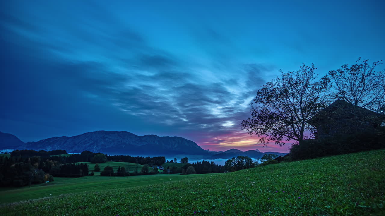 산악 시골 지역의 타임 스, 새벽에 눈에 띄는 구름, 웅장한 풍경