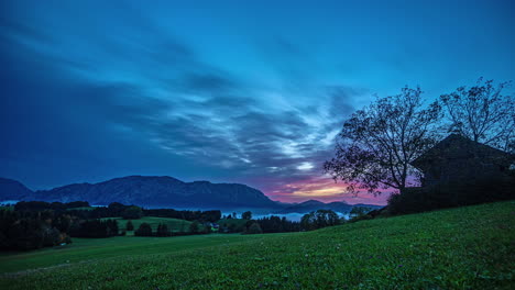 Timelapse-De-La-Zona-Rural-De-Montaña,-Espectaculares-Nubes-Al-Amanecer,-Paisaje-Majestuoso