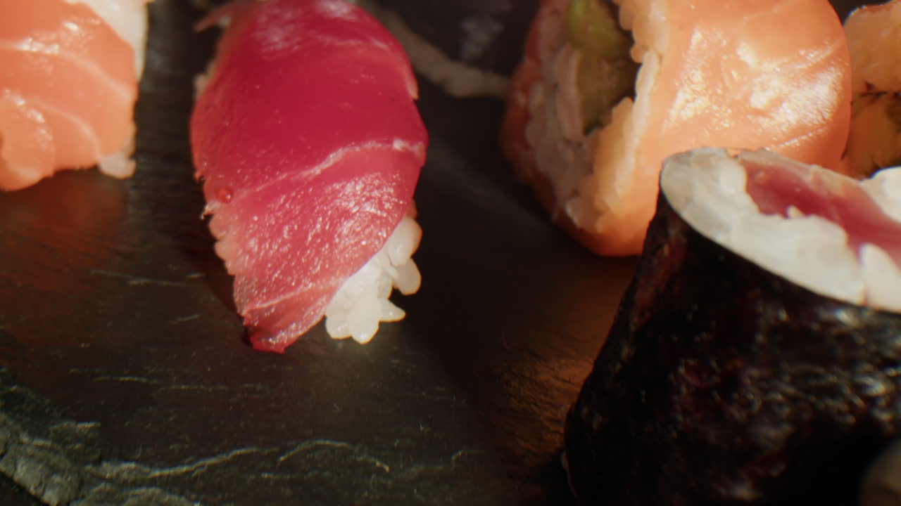 variedad de sushi y sashimi