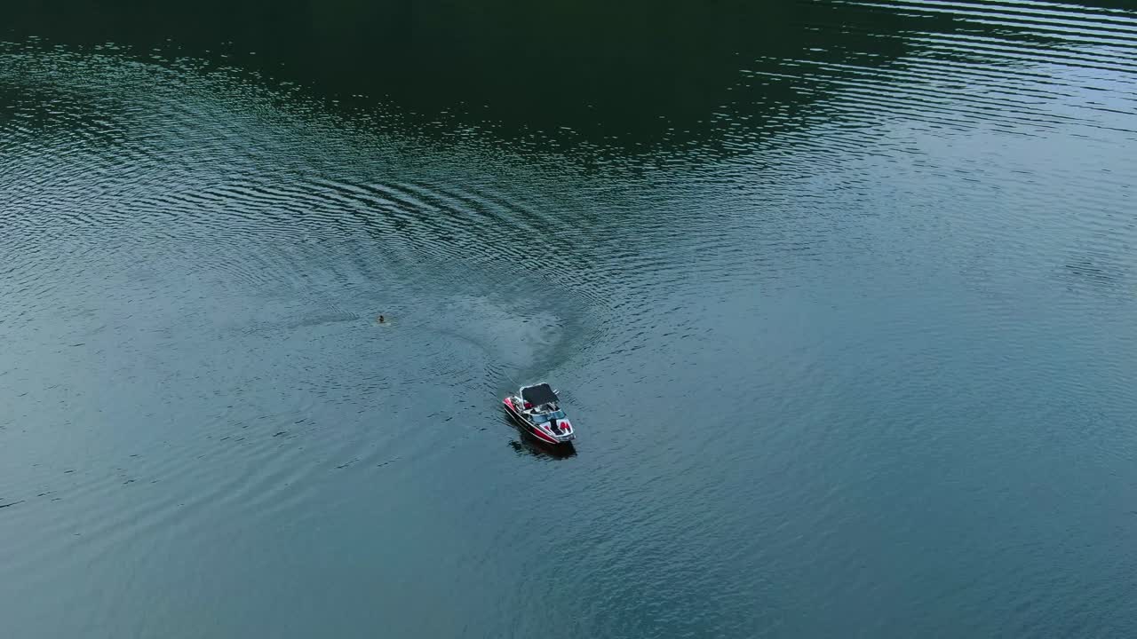 водяная доска, которая снова поднимается на поверхность воды