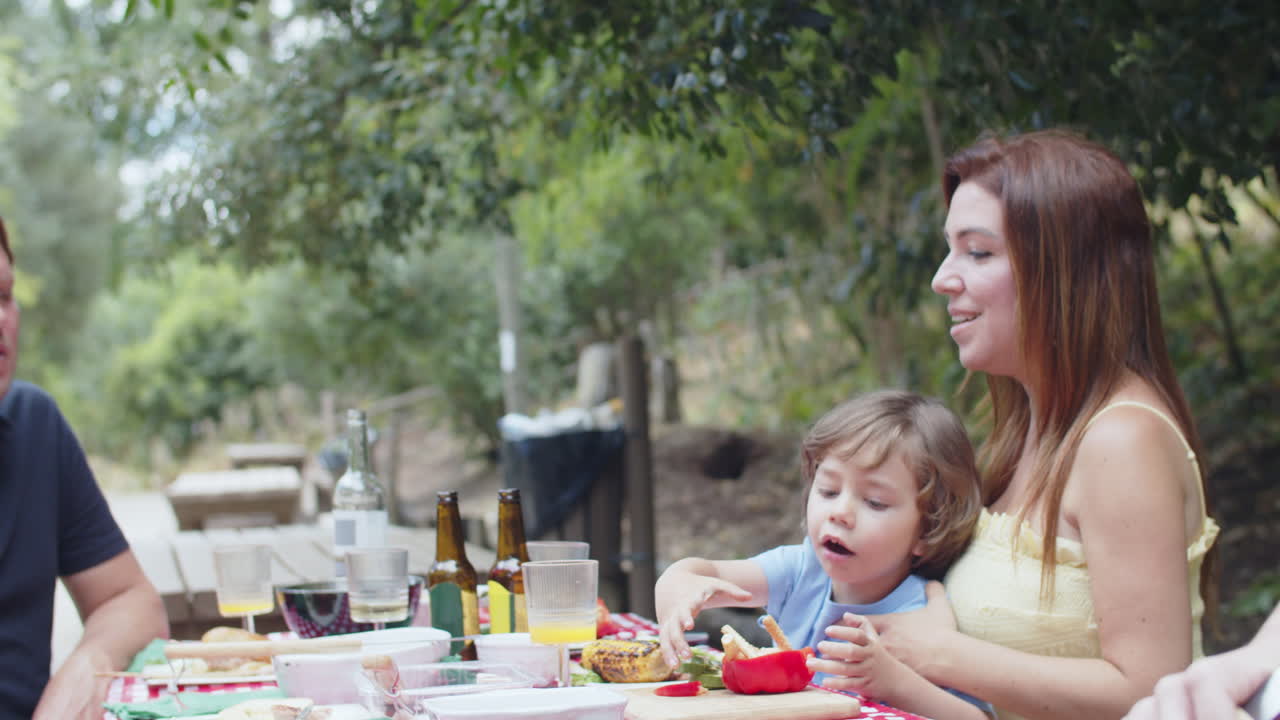 hijo mayor asando verduras para la cena familiar en el campo