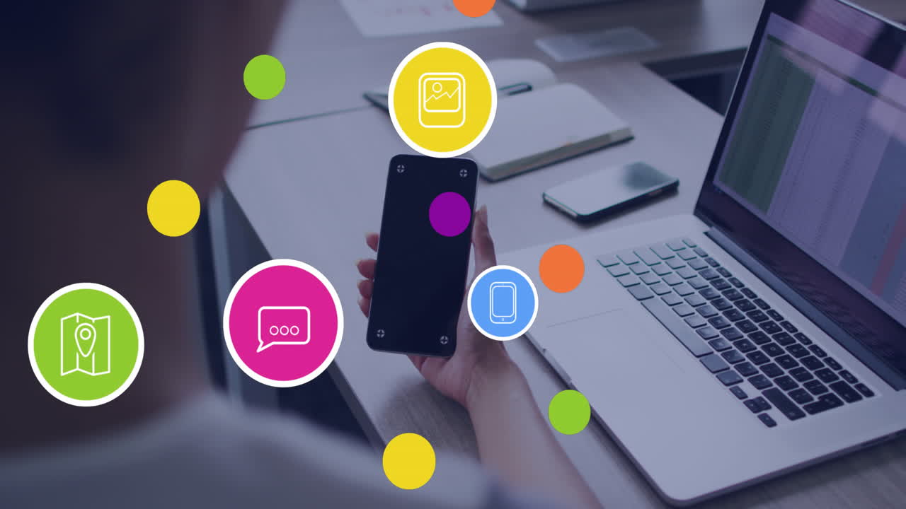 animación de iconos digitales sobre la vista trasera de una mujer usando un teléfono inteligente con espacio de copia en la oficina