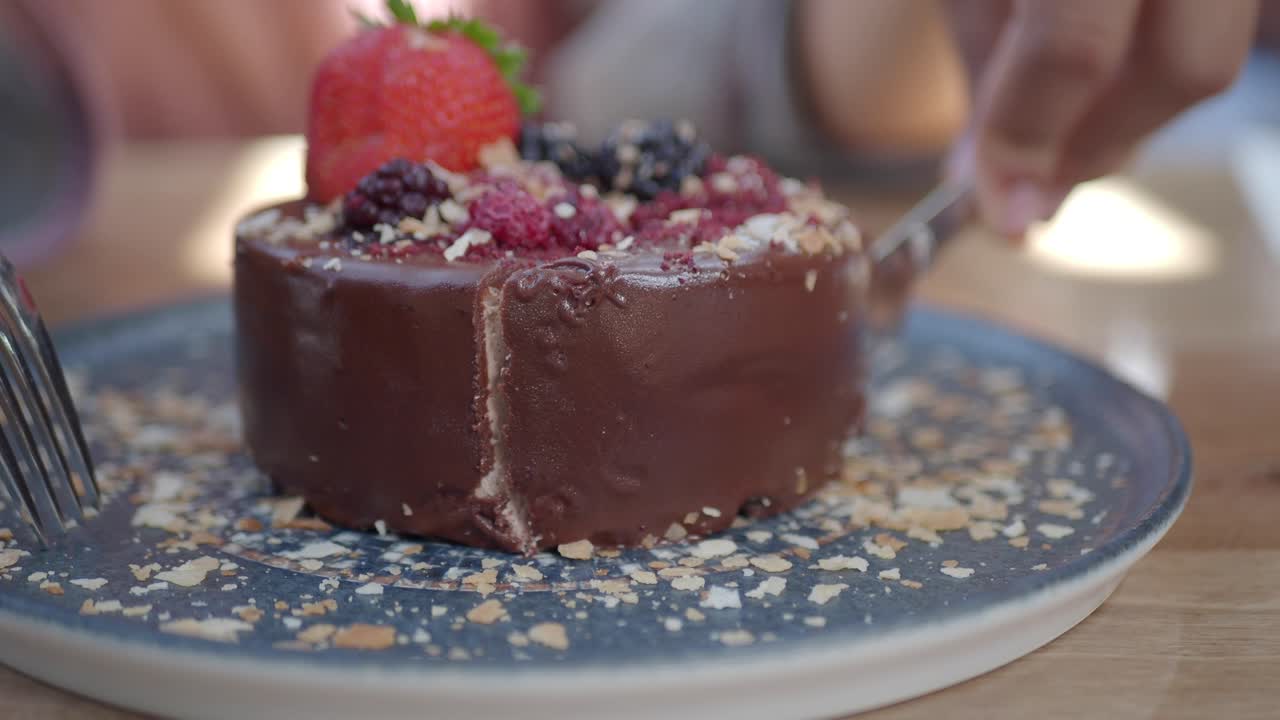 pastel de chocolate con frutos rojos