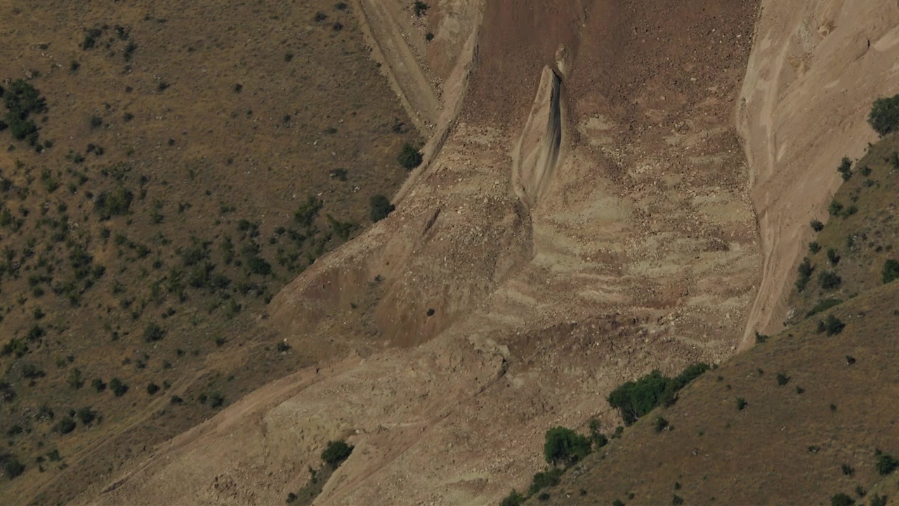 Vista aérea de un gran deslizamiento de tierra en una ladera de montaña