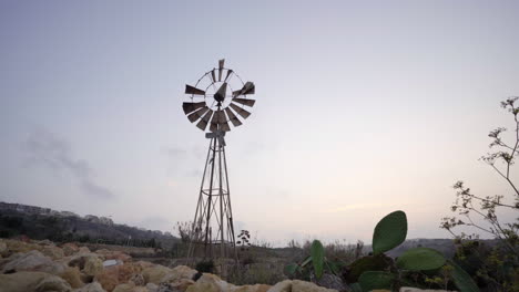 Molino-De-Viento-De-Fuente-De-Energía-Oxidado-Disminuido-En-Tierra-De-Gozo-Malta