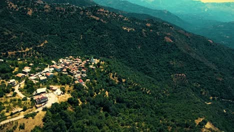 Un-Pueblo-Bereber-En-La-Cima-De-La-Montaña-En-Tizi-Ouezou-Argelia