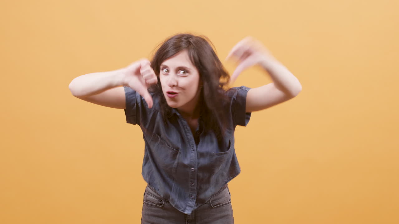 엄지손가락을 내려주는 여자