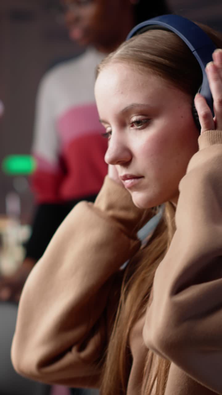 Video verticale: studentessa che ascolta le sue canzoni preferite e svolge un compito scolastico.