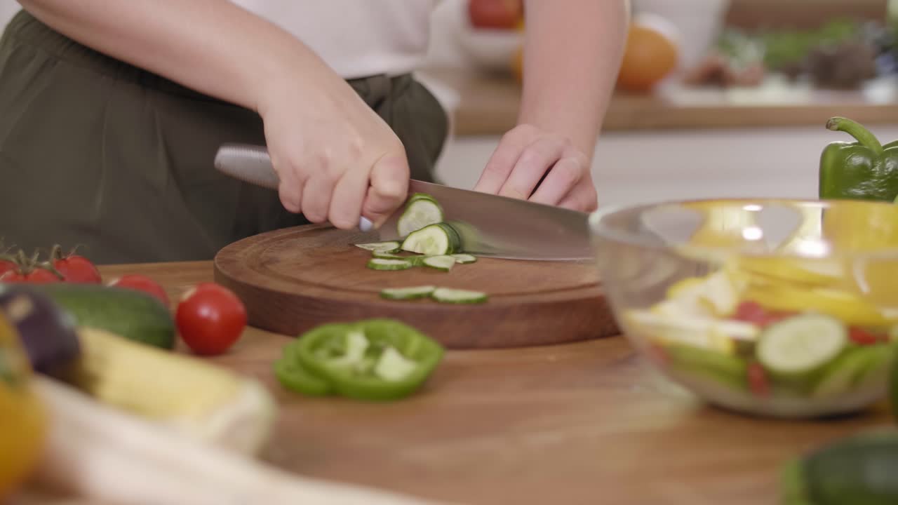 vista de mano de tablero de madera y frescura rebanadas de pepino/rzeszow/polonia