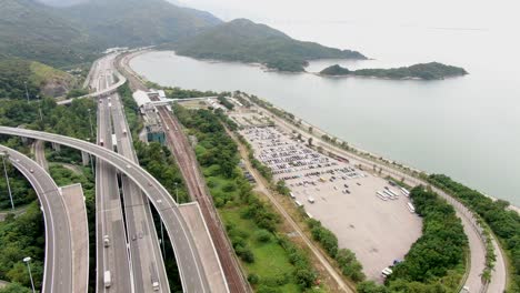 tráfico en un intercambio de carreteras rurales en hong kong, vista aérea