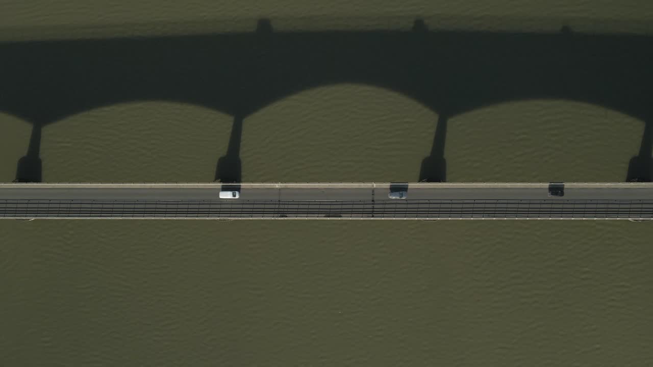 아일랜드 코크 카운티의 블랙워터 강을 가로지르는 유갈 다리에서 운전하는 차량