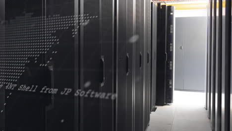 animación del procesamiento de datos sobre el mapa del mundo contra la sala de servidores de computadoras